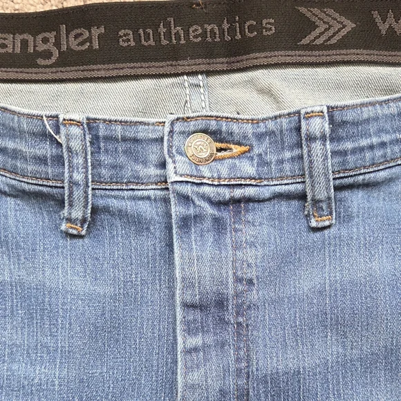 Wrangler Authentics Men's Regular Fit Comfort Flex Waist Denim Jeans, Size 46x30 - Picture 4 of 8